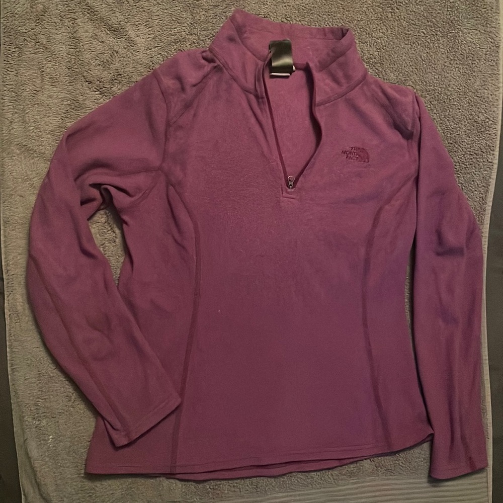 Medium north face fleece, that fits like a small petite